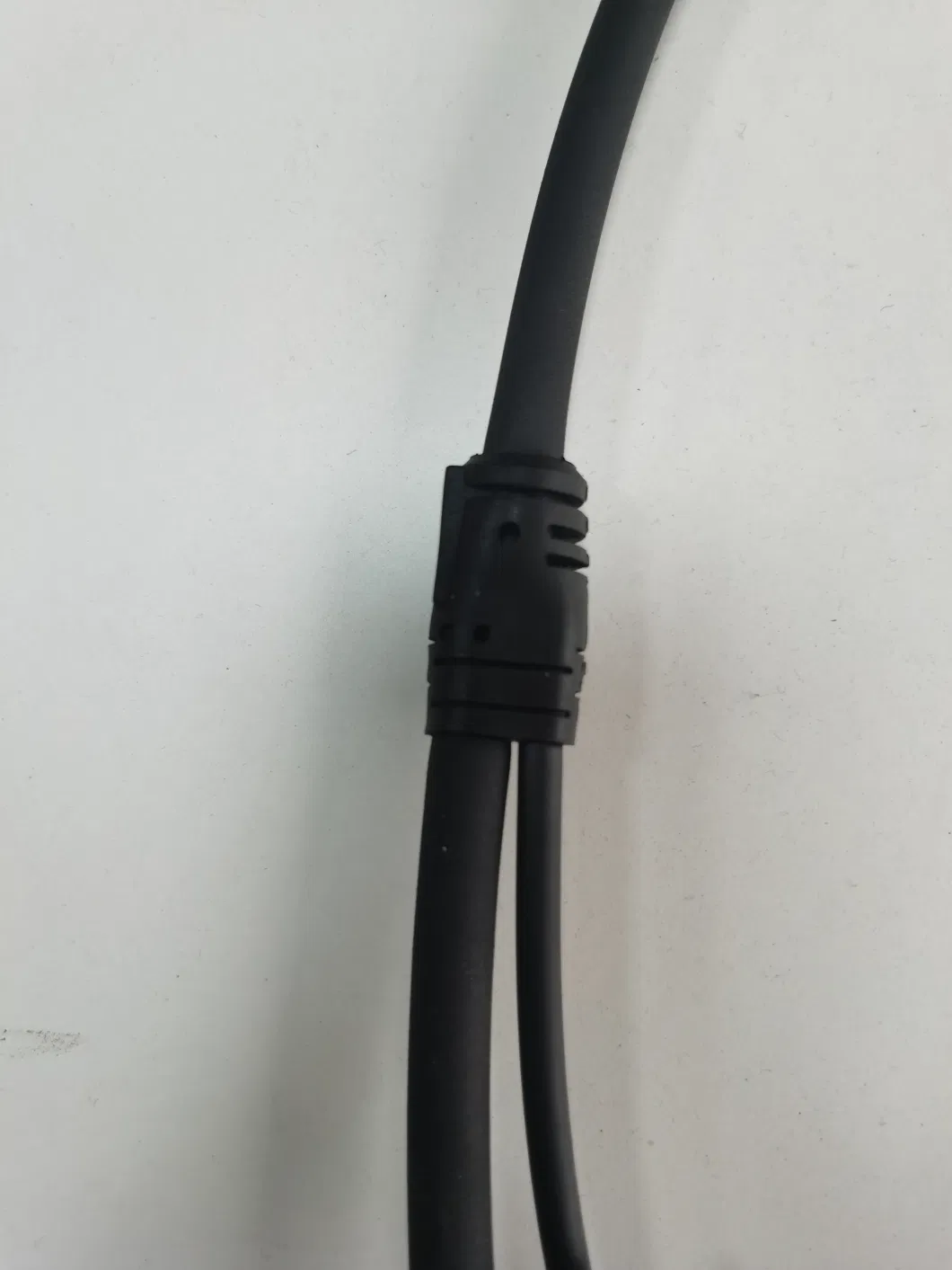 IATF16949 Certificated 4 Pin Te Connector Overmolding Injection Wire Harness with Corrugated Pine and Clip